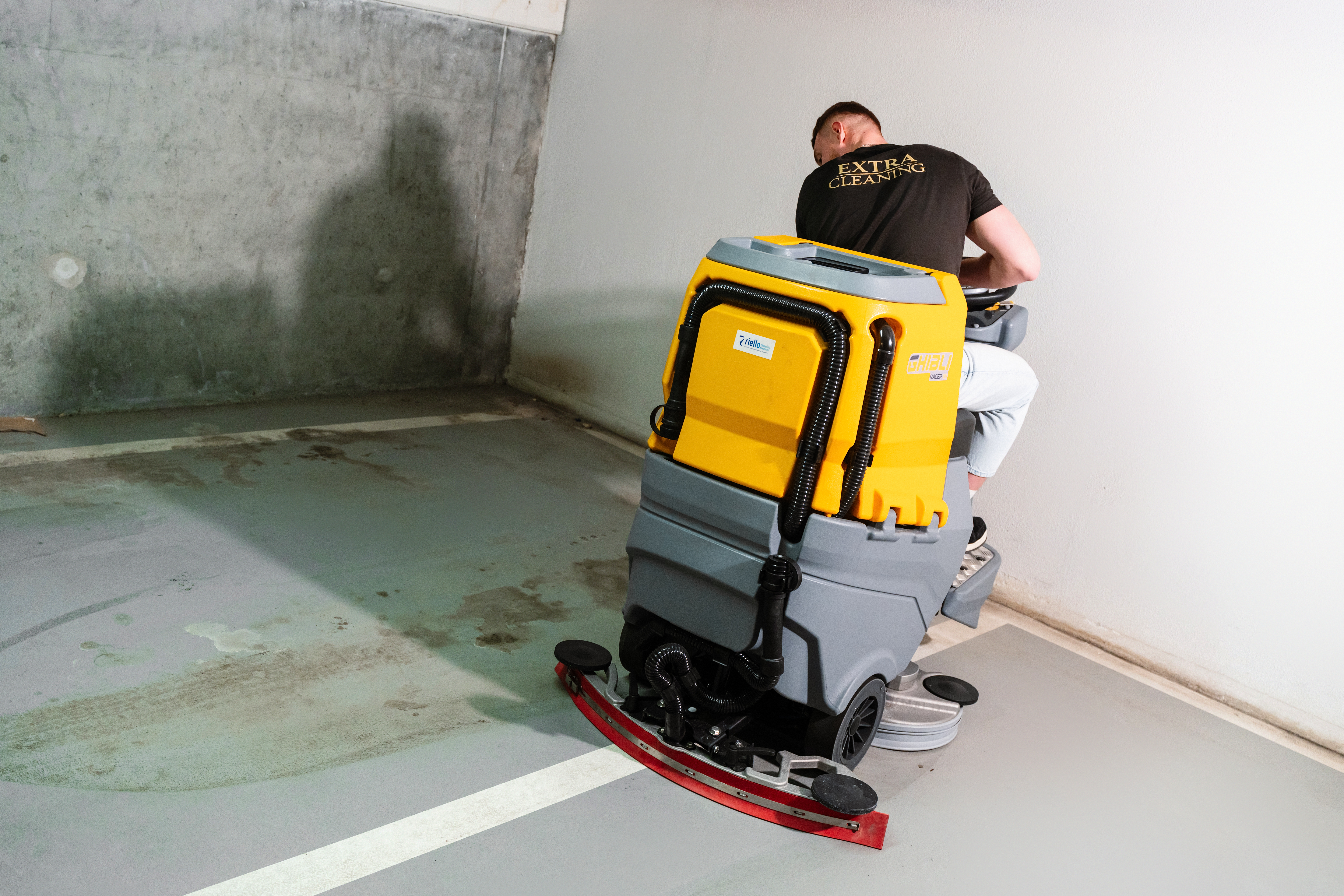 Maszynowe mycie posadzki